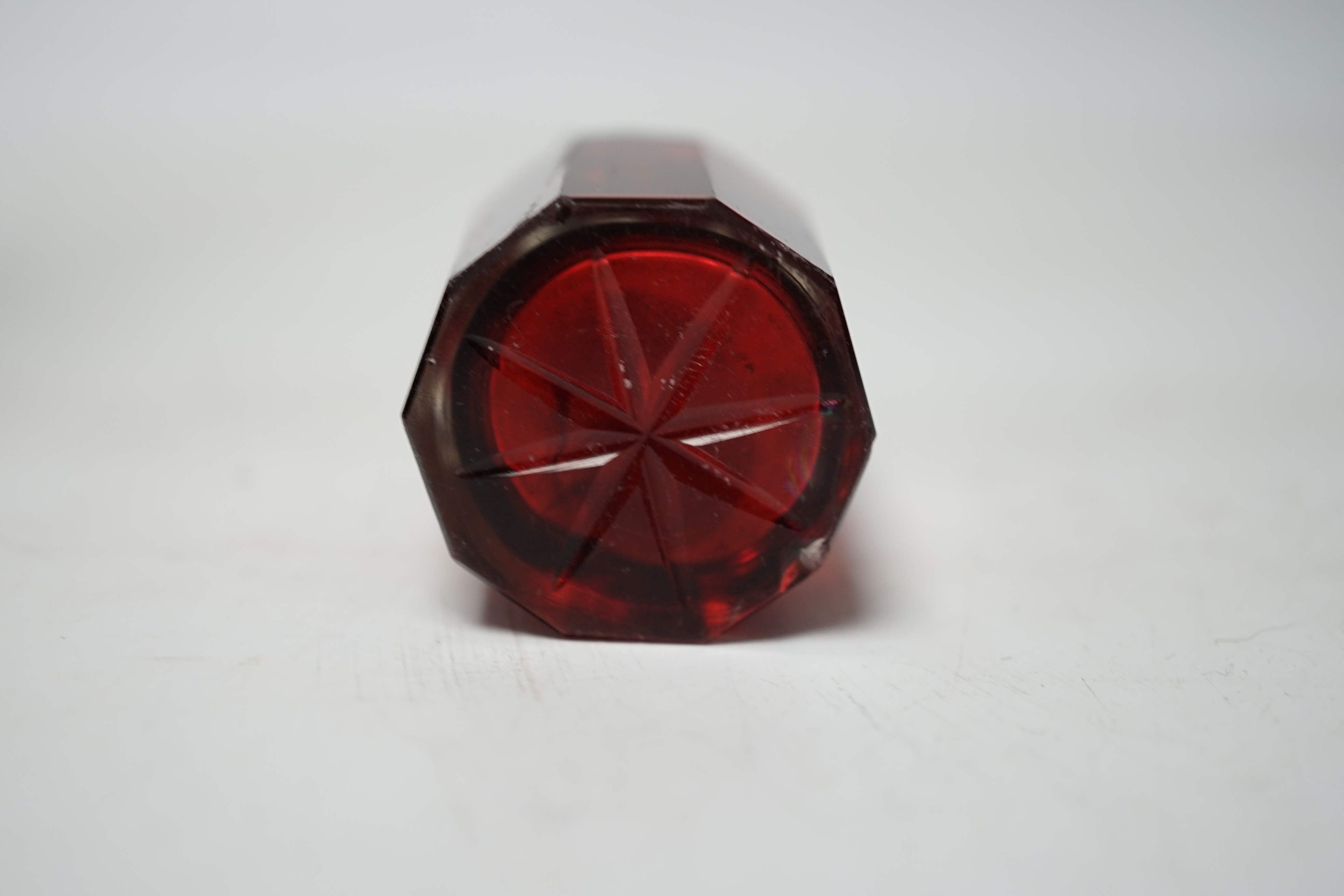 A late Victorian silver mounted ruby glass scent bottle, Birmingham, 1897, 61mm and a later silver card case (a.f.).